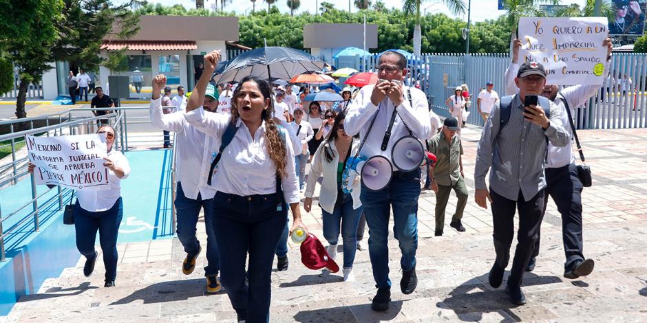 Trabajadores del PJ se manifestaron el jueves en Culiacán, Sinaloa.