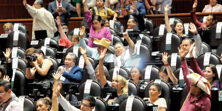 Diputados de Morena en la votación de  la Ley de Afores el pasado  22 de abril.