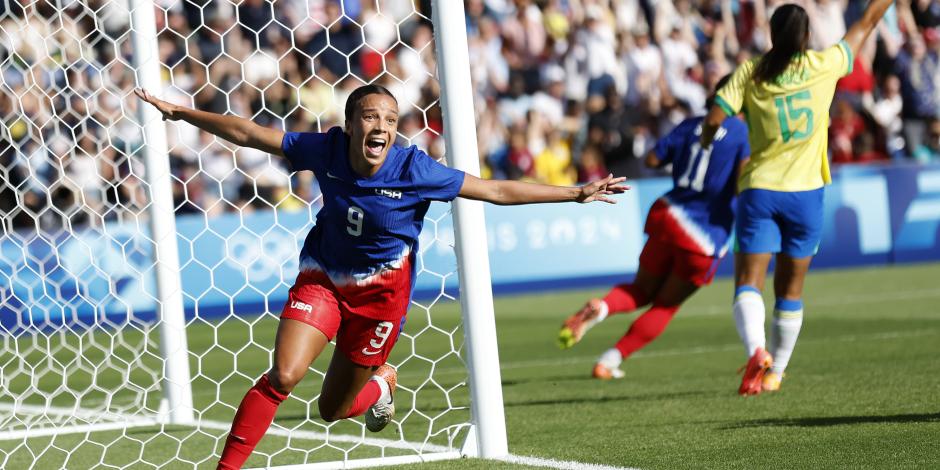 Mallory Swanson celebra el gol con el que Estados Unidos venció a Brasil para obtener el oro en el futbol femenil de París 2024.