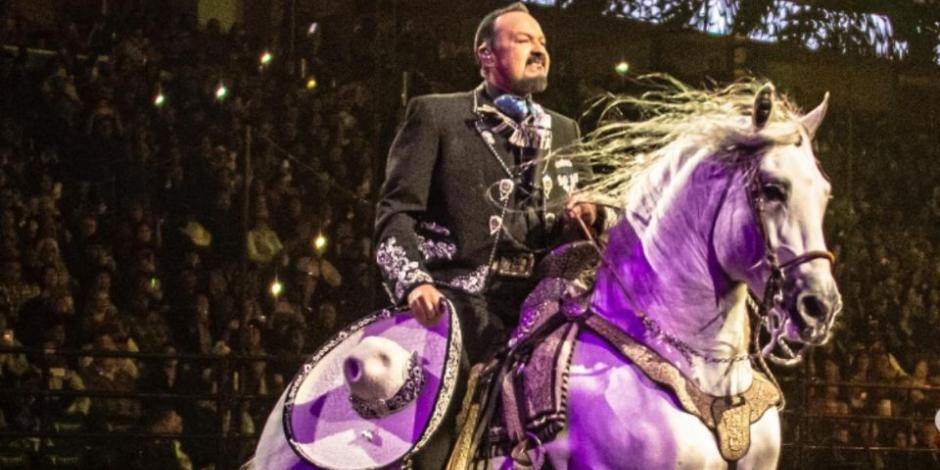 Acusan a Pepe Aguilar de maltrato animal por presumir cómo agrede becerros: 'cobarde panzón' | VIDEO