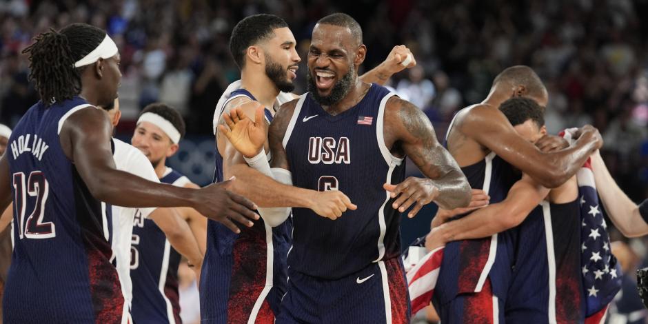 LeBron James y otros jugadores de Estados Unidos festejan su victoria sobre Francia en la final de basquetbol varonil de París 2024.