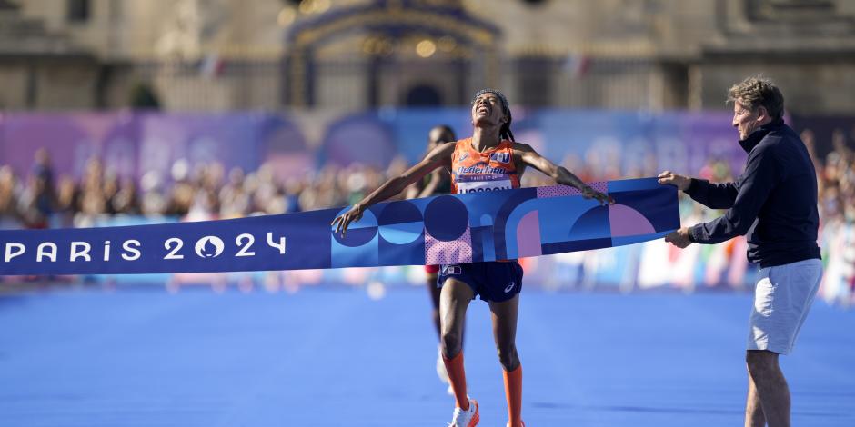 La neerlandesa Sifan Hassan celebra al ganar el maratón femenino de los Juegos Olímpicos París 2024