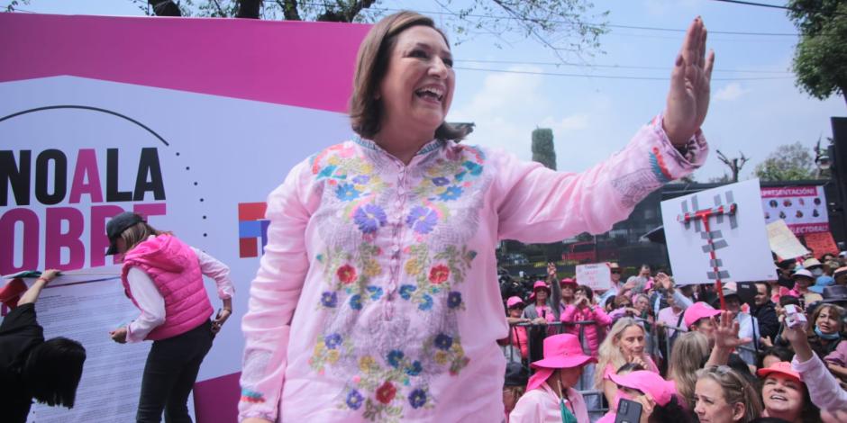 La excandidata presidencial Xóchitl Gálvez en la marea rosa.