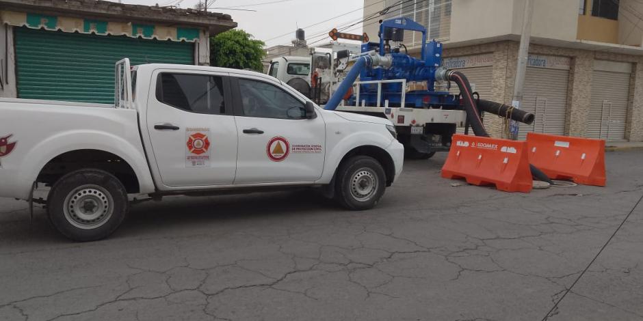 Trabajos de desazolve avanzan en diversas calles de Chalco, beneficiando a más de 2 mil 100 vecinos.