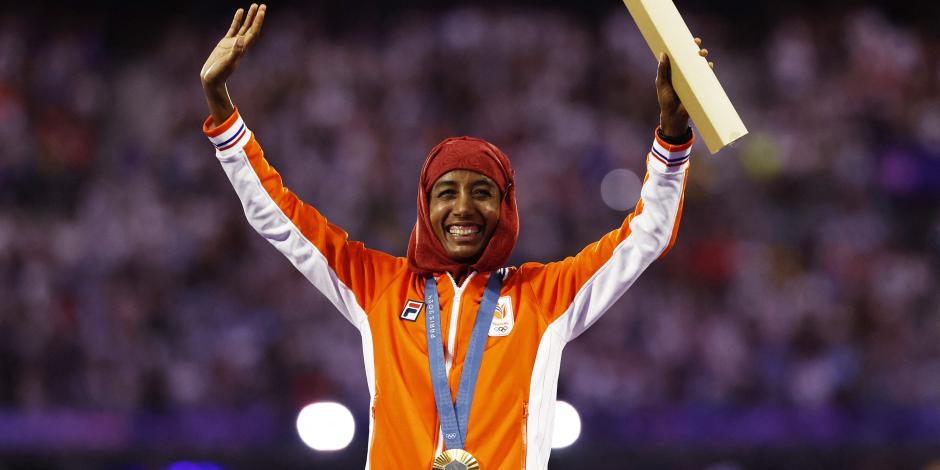 Sifan Hassan, de Países Bajos, recibe su medalla de oro por el maratón femenil de París 2024 en el cierre de los Juegos Olímpicos