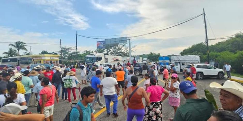 Este domingo se retiró el bloqueo en inmediaciones del Aeropuerto Internacional de Bahías de Huatulco.