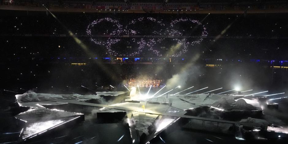 Los aros olímpicos durante la ceremonia de Clausura de París 2024 en el Stade de France.