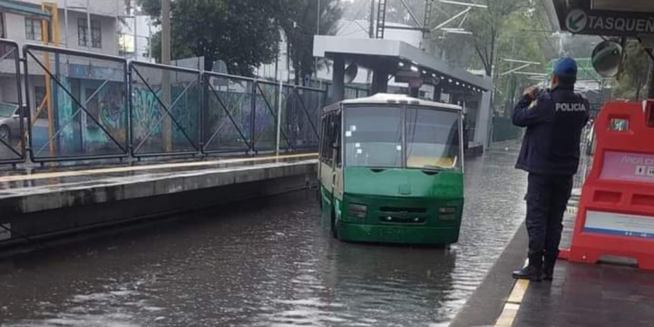 La unidad quejó varado en las vías del Tren Ligero.