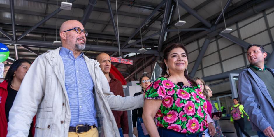 Clara Brugada, jefa de Gobierno electa, junto al secretario de Cultura, Recreación y Deporte de Bogotá, Santiago Trujillo.