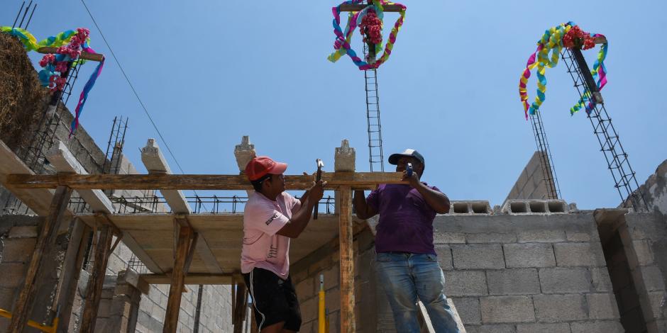 Dos albañiles construyen una casa en Campeche, en 2023.