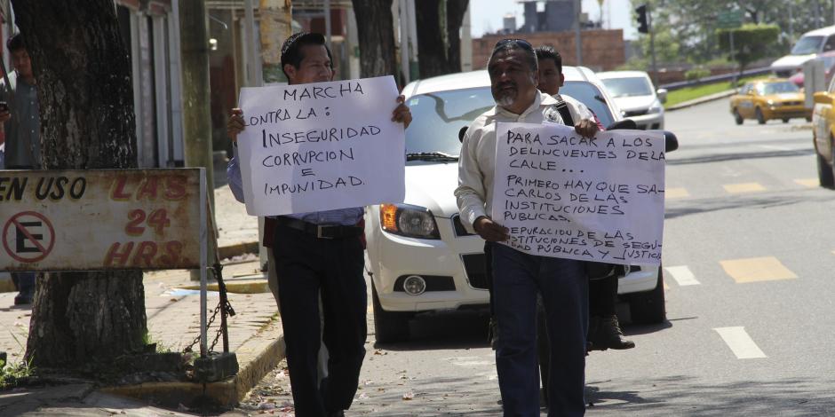 Policías de Tabasco marchan, en 2020, para denunciar presuntos actos de corrupción e inseguridad.