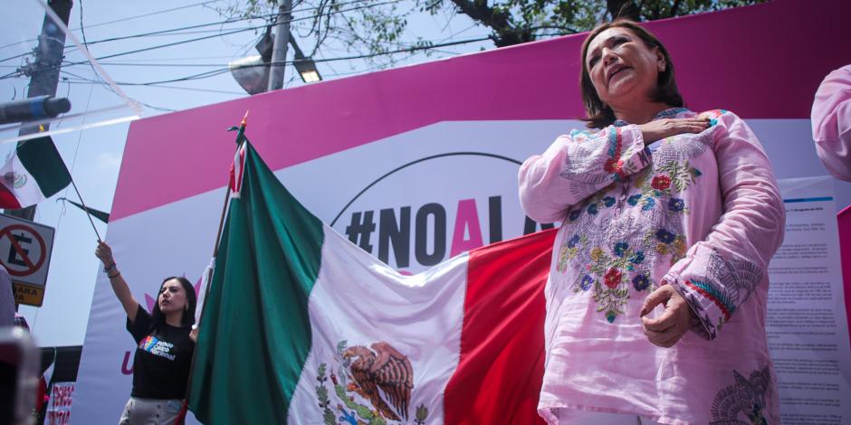 La excandidata presidencial de oposición durante la manifestación, ayer, frente a las instalaciones del INE.