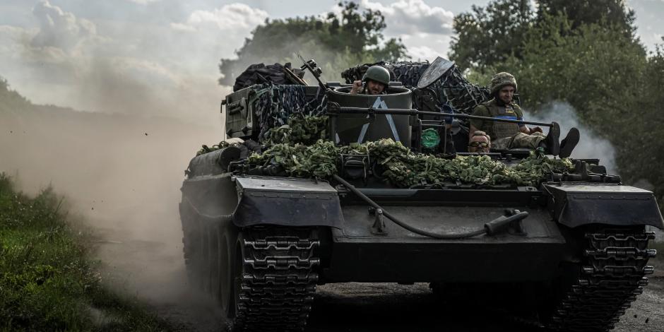 Soldados ucranianos viajan en un vehículo militar cerca de la frontera con Rusia en Sumy, Ucrania, ayer.