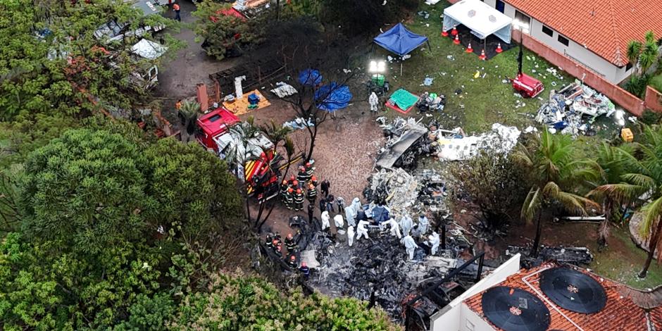 Cuerpos de rescate trabajan en el lugar del siniestro, ayer en Vinhedo, Sao Paulo.