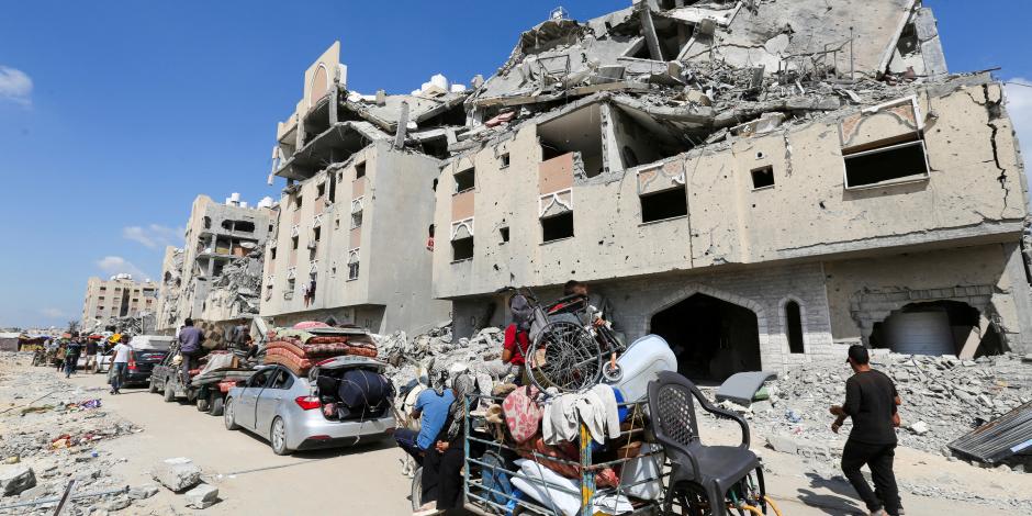 Desplazados palestinos obedecen la orden de evacuación, ayer en Khan Younis.