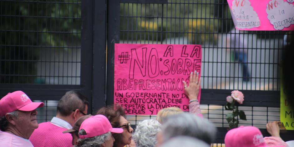 Un integrante del colectivo sostiene un cartel durante la manifestación, ayer.