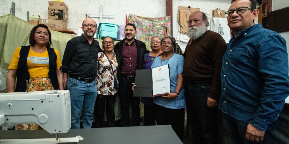 Martí Batres (centro) durante la entrega de un predio a mujeres trabajadoras, ayer.