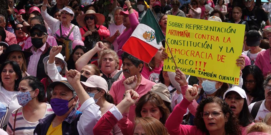 Protesta, ayer, en contra de la sobrerrepresentación de Morena.