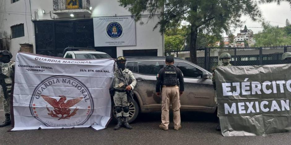 Aseguran más de 700 cartuchos útiles, un arma larga, cargadores, equipo táctico y un vehículo en Taxco de Alarcón.