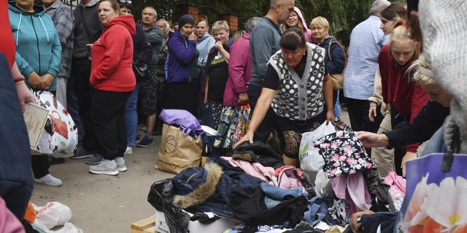 Personas evacuadas tras la incursión en Kursk reciben ayuda humanitaria, ayer.