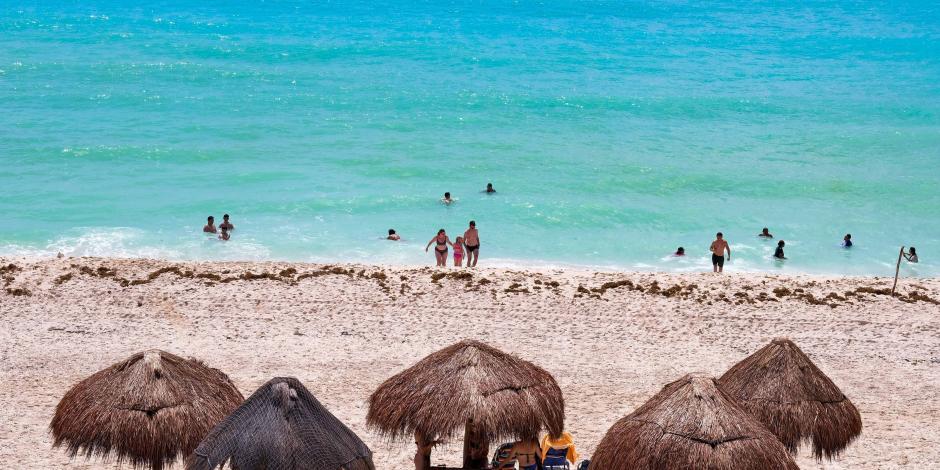 Turistas disfrutan sus vacaciones en una playa de Cancún, Quintana Roo.