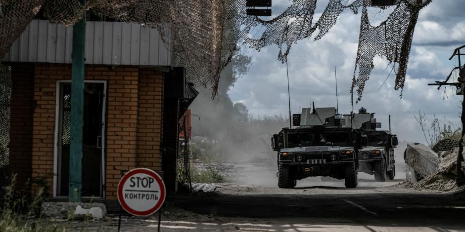 Tanques ucranianos avanzan en territorio ruso a unos metros de la frontera, ayer.