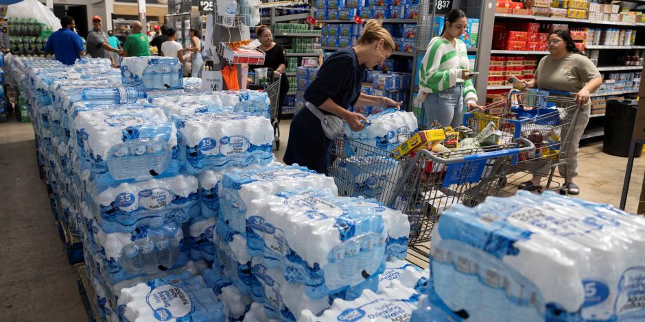 Residentes en Puerto Rico compran insumos ante el riesgo climático, ayer.