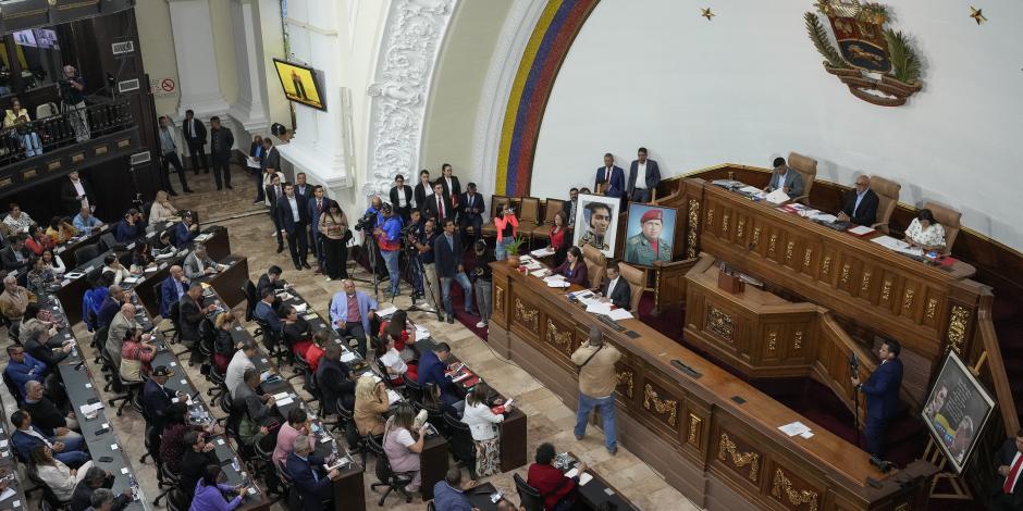 Integrantes de la Asamblea Nacional, liderados por Jorge Rodríguez, discuten un paquete de reformas tras las elecciones, ayer.