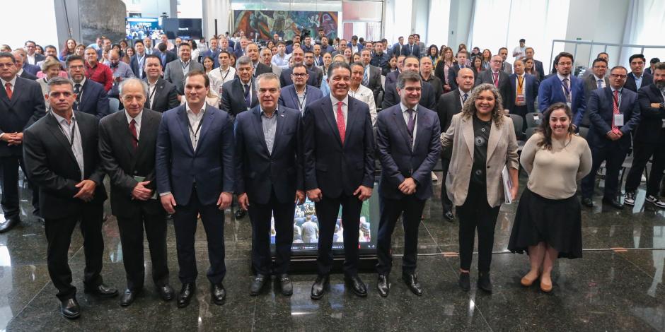 Funcionarios y empresarios, ayer durante la presentación.