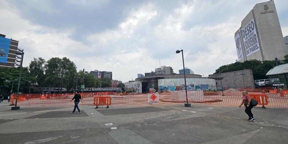 En la Glorieta de los Insurgentes se llevan a cabo obras, ayer.