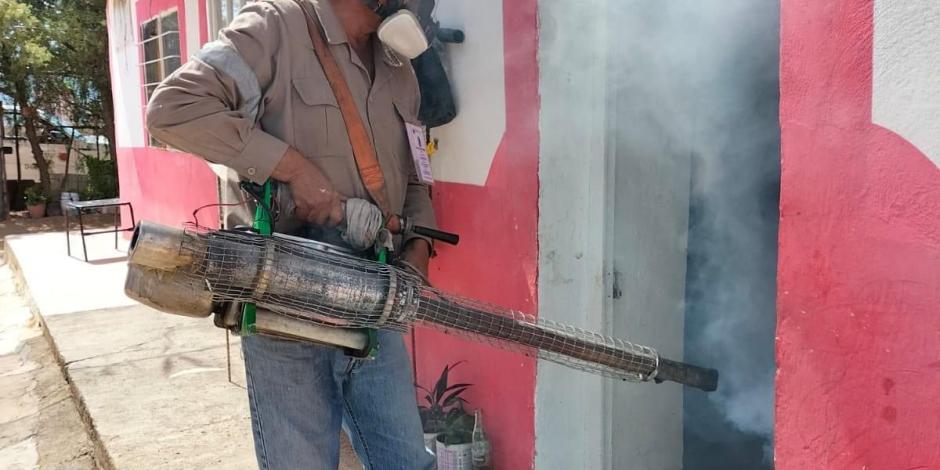 Empleado de la Secretaría de Salud de Zacatecas fumiga una casa en julio pasado.