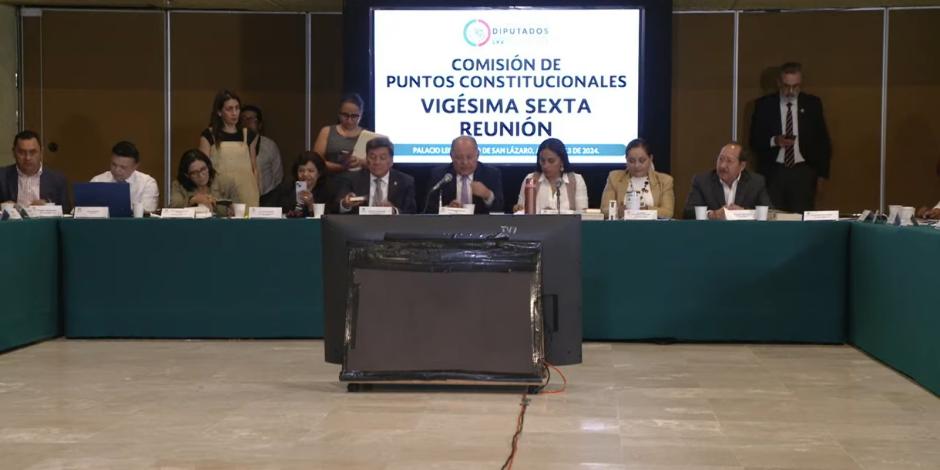 Sesión de la Comisión de Puntos Constitucionales, ayer.