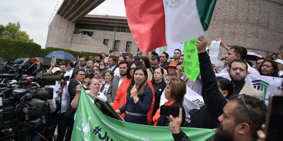 Trabajadores del PJ se manifestaron en la sede de San Lázaro, ayer.