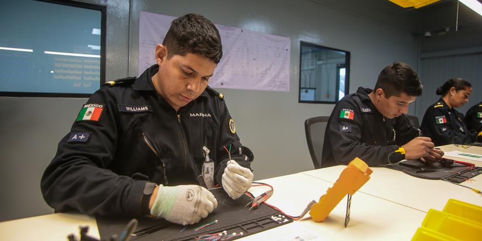 Ingenieros de Semar, en la producción de equipos.