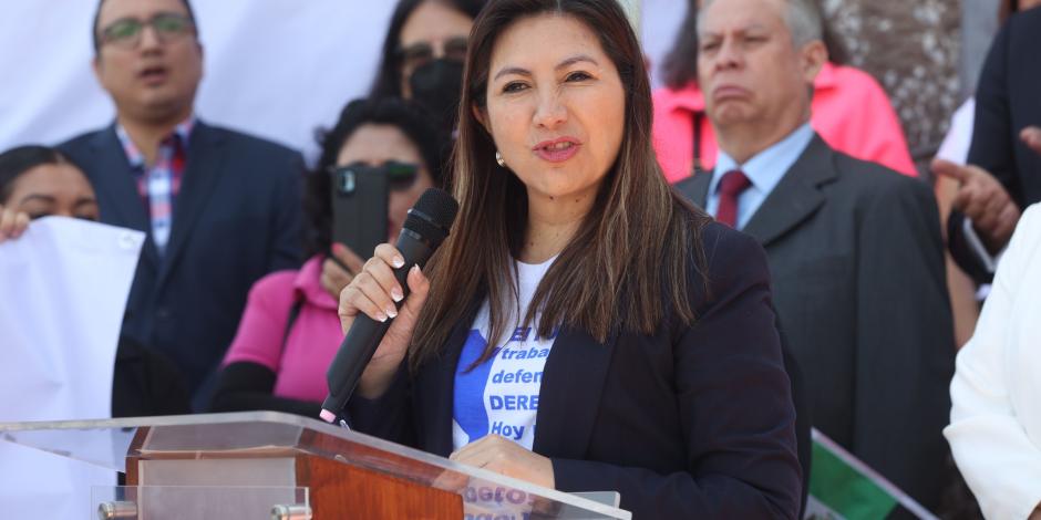 La jueza Juana Fuentes Velázquez en una manifestación a las afueras del la sede en San Lázaro, en julio.