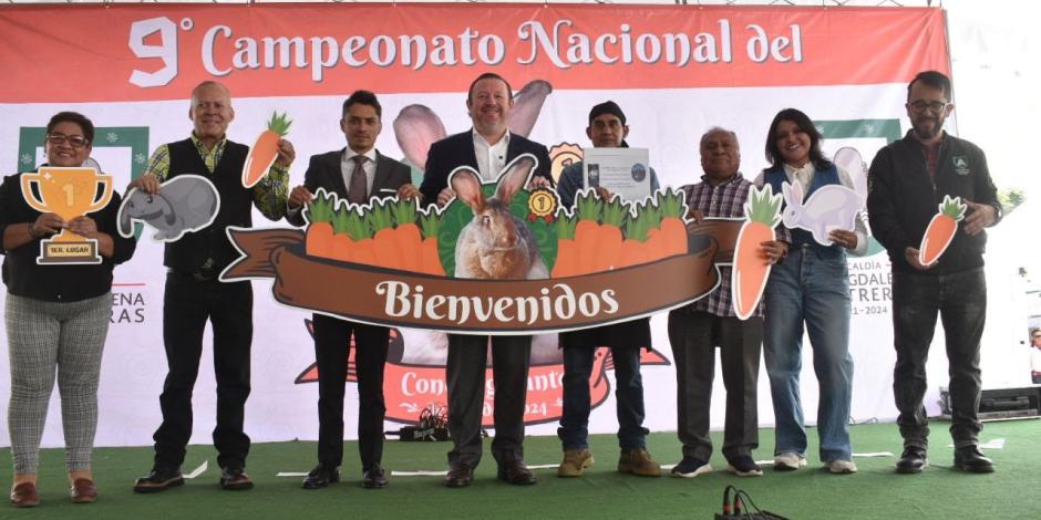 El alcalde de la Magdalena Contreas hablando del evento en la alcaldía.