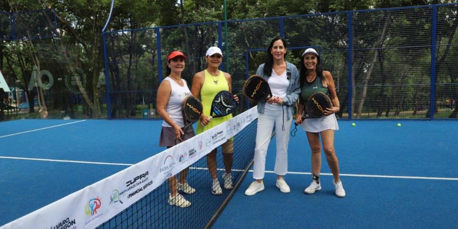 Lía Limón, alcaldesa de Álvaro Obregón, junto a jugadoras de pádel.