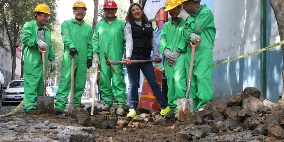 La alcaldesa de Tlalpan, Alfa González con trabajadores en una zona de la CDMX.