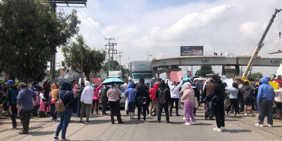 Manifestantes, durante el bloqueo de la México-Cuautla, ayer.