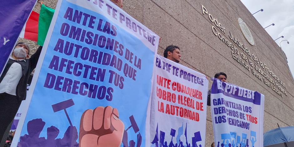 Trabajadores, ayer, afuera de la sede del PJ, en la CDMX.