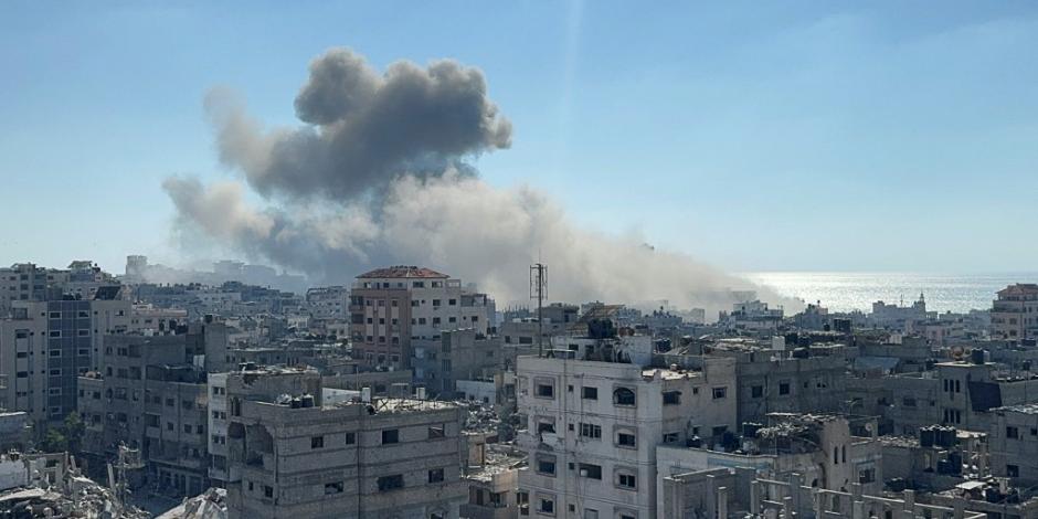 Columnas de humo tras un ataque israelí contra un hotel, en medio del conflicto entre Israel y Hamás, en la ciudad de Gaza, 20 de agosto de 2024.