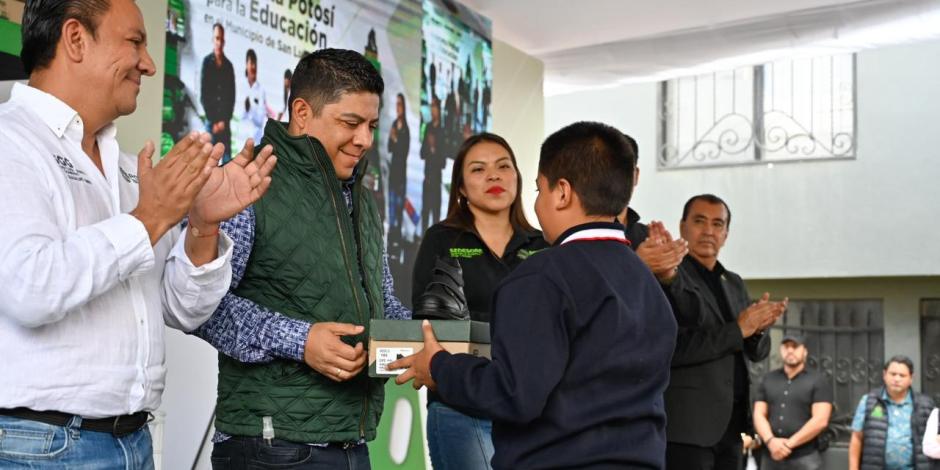 El Gobernador de San Luis Potosí con uno de los beneficiarios.