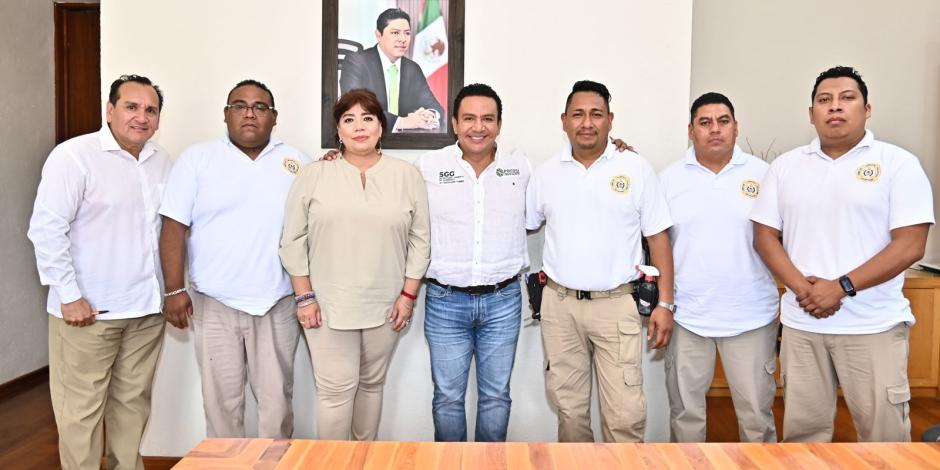 Autoridades y elementos del Cuerpo de Bomberos.