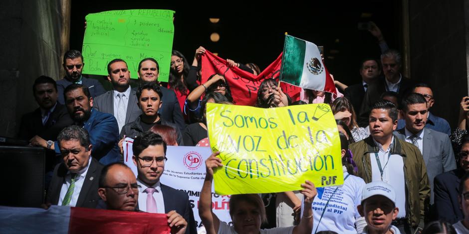 Empleados del PJF protestaron afuera de la Suprema Corte de Justicia.