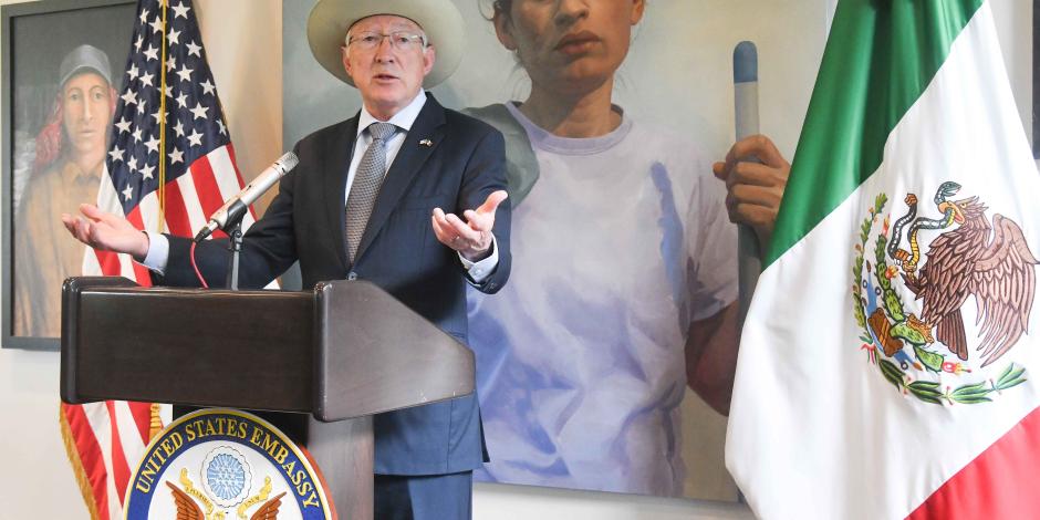 El embajador de EU en México, Ken Salazar, ayer, en conferencia de prensa.