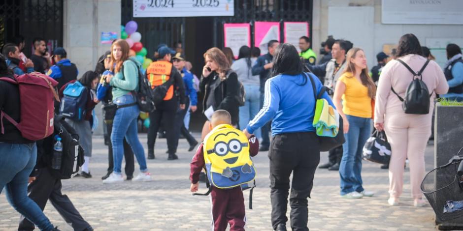 Miles de estudiantes regresan a clases este lunes 26 de agosto de 2024.