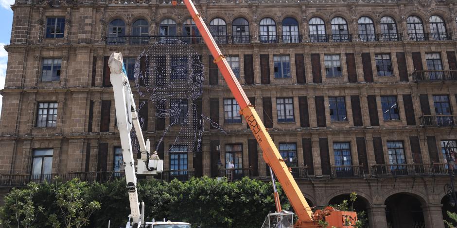 Arranca instalación de alumbrado en el Zócalo por fiestas patrias