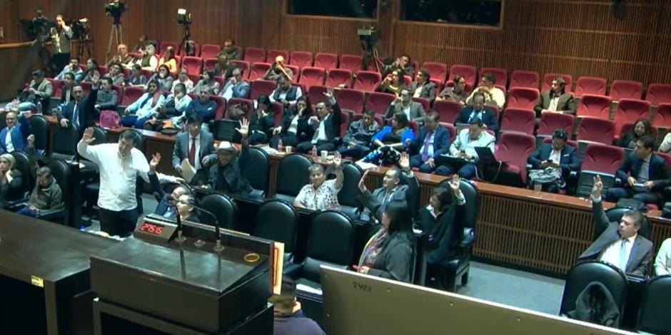 Diputados durante la votación en la Comisión de Puntos Constitucionales, ayer.