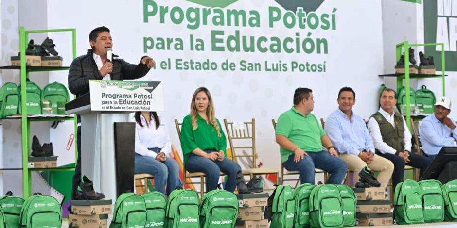 Ricardo Gallardo lleva mochilas, útiles escolares y zapatos a estudiantes en el Altiplano.