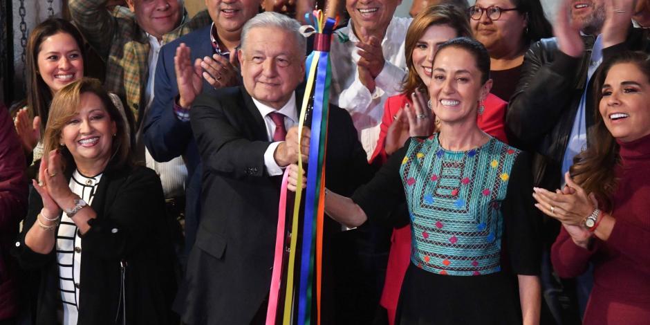 Claudia Sheinbaum recibió el bastón de mando por parte del presidente López Obrador.